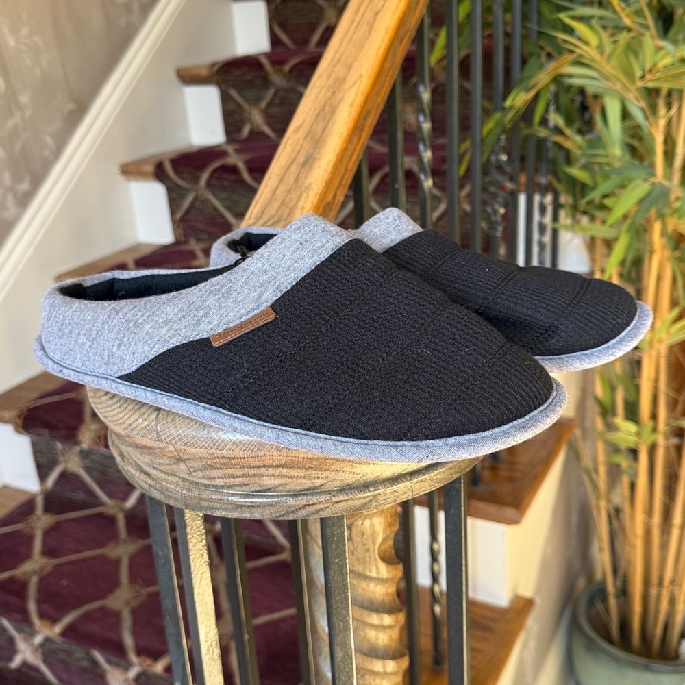 DEARFOAMS men’s slippers and WT black and gray US 9/10 medium - Picture 7 of 7